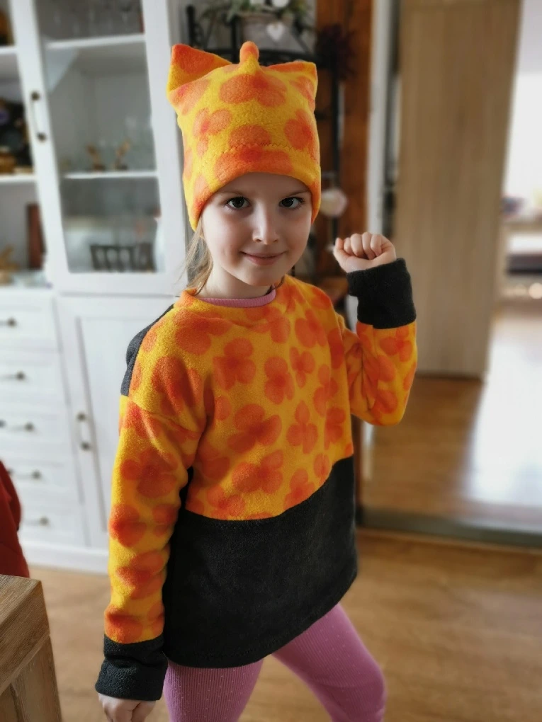 Oranžová dívčí mikina a čepice Marielle.