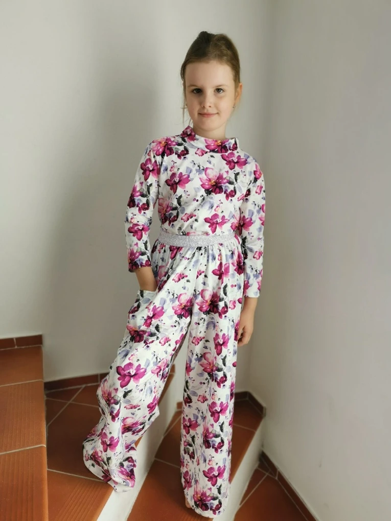 Dívčí barevné květované kalhoty a halenka Marielle.