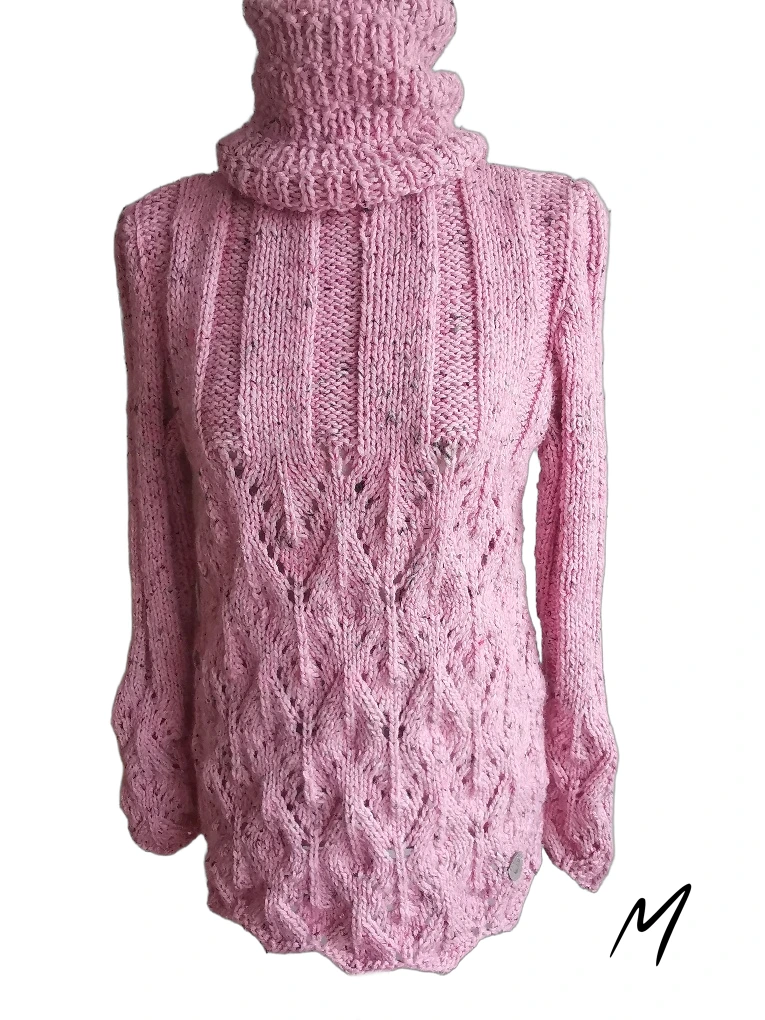 Ručně pletený zimní svetr Marielle z příjemného materiálu s nákrčníkem, který je možno sundat. Světle růžová barva. Velikost M-L.