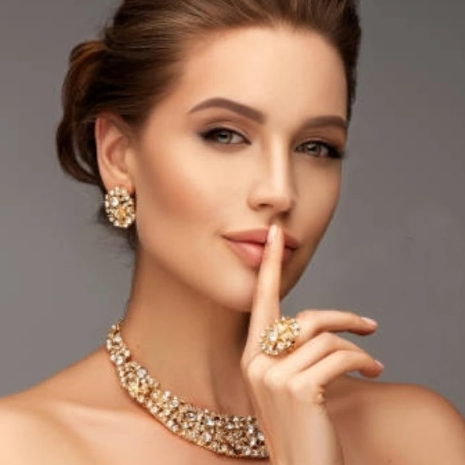 Žena se šperky a elegantním stylem