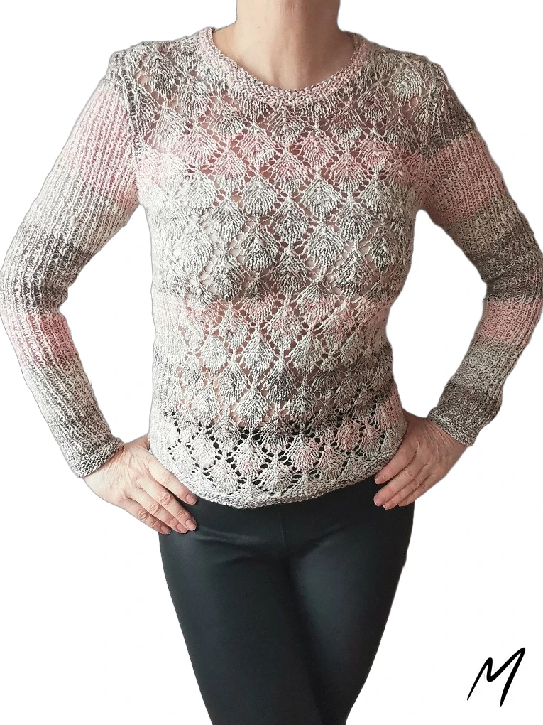 Ručně pletená jarní halenka Marielle z příjemného materiálu. Pudrově růžová-béžová-světle šedá barva. Velikost S-M.