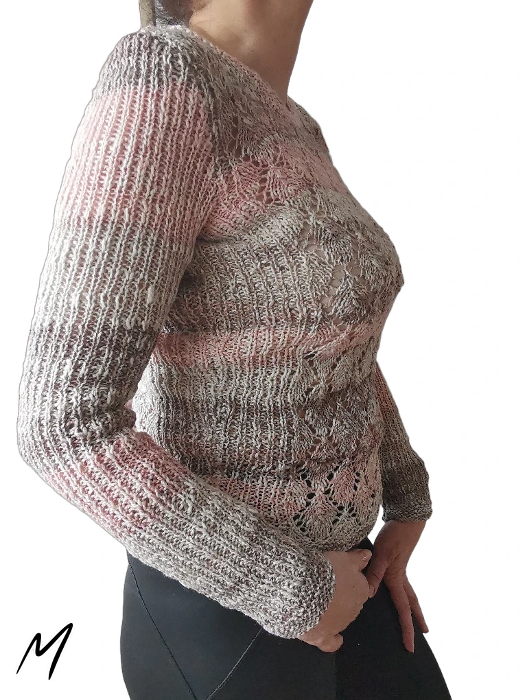 Ručně pletená jarní halenka Marielle z příjemného materiálu. Pudrově růžová-béžová-světle šedá barva. Velikost S-M.