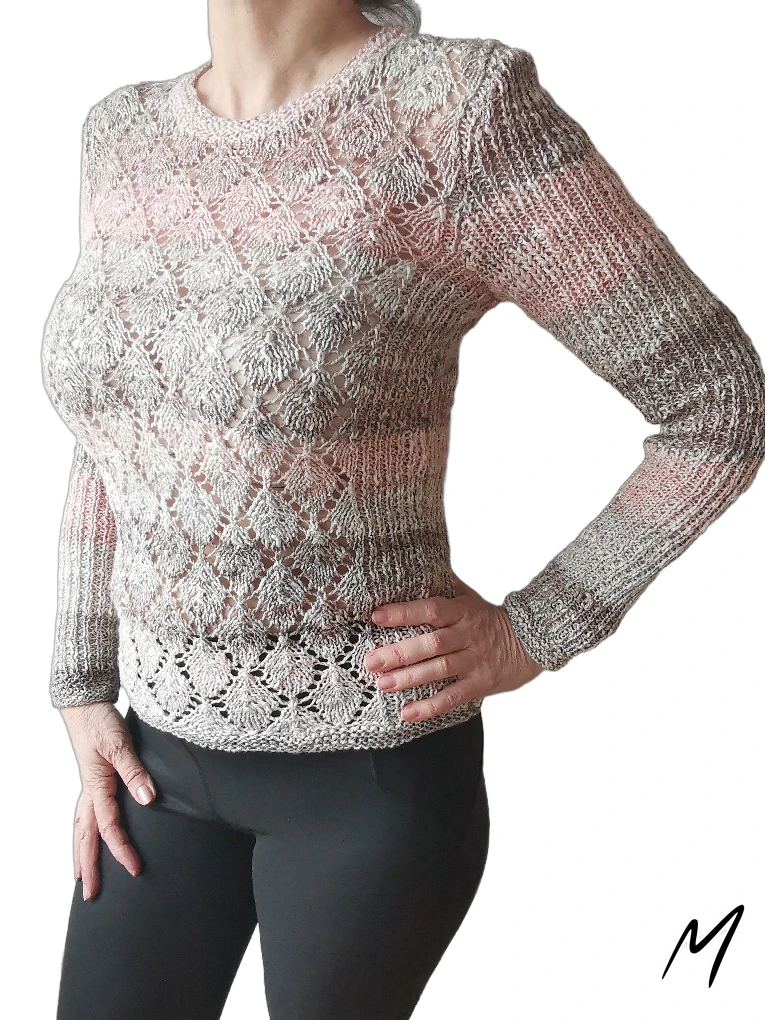 Ručně pletená jarní halenka Marielle z příjemného materiálu. Pudrově růžová-béžová-světle šedá barva. Velikost S-M.