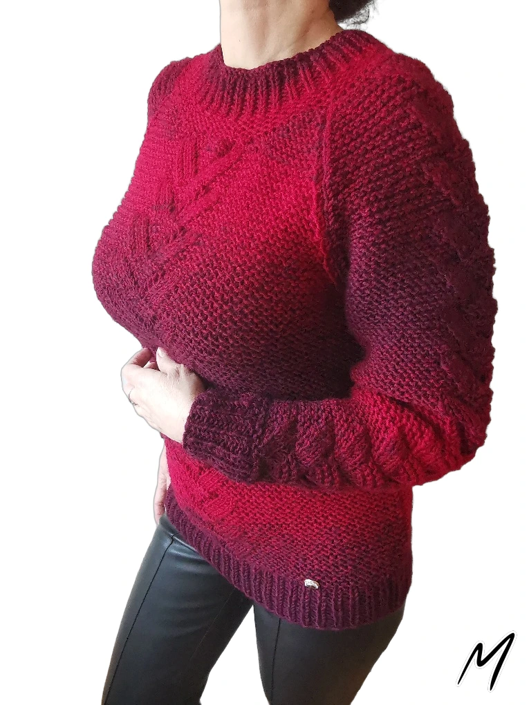 Ručně pletený jarní svetr Marielle z příjemného materiálu. Červeno-vínová barva. Velikost M-L