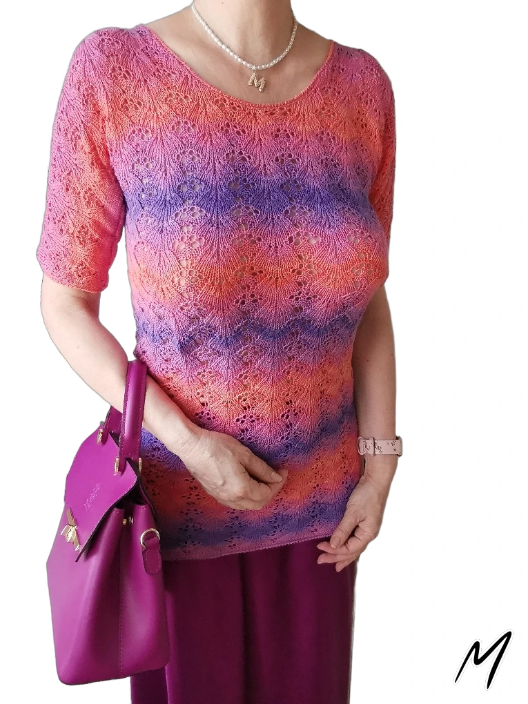 Ručně pletená halenka Marielle s krátkým rukávem, kterou můžeš nosit od jara až do podzimu, i jako tuniku. Materál bavlna a kašmír. Velikost XS-M.